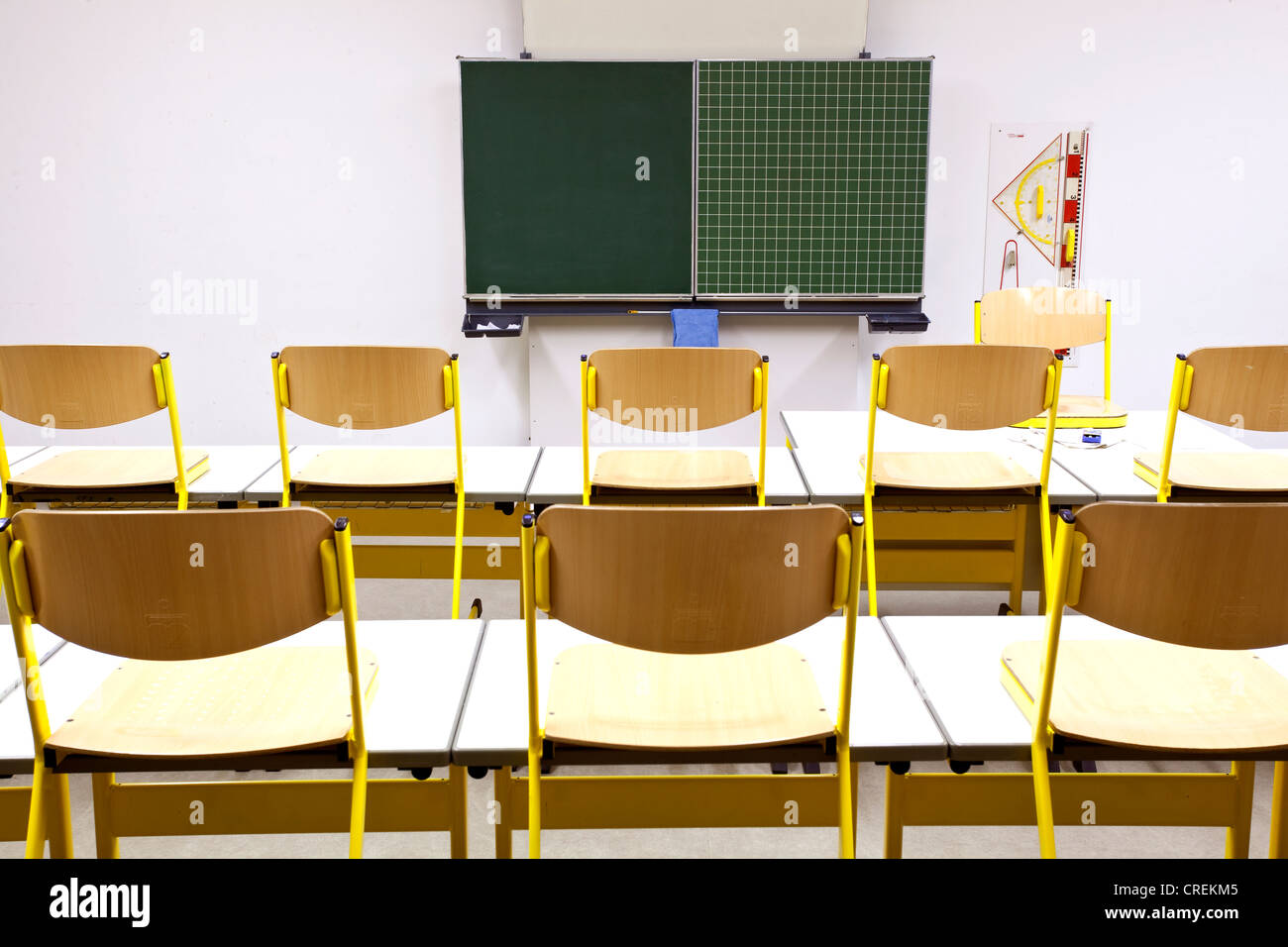 Sillas de escritorio en un aula en una escuela en Straubing, Baviera, Alemania, Europa Foto de stock