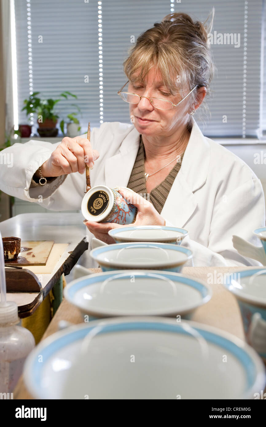 Pintura empleado un vaso de Versace en el fabricante de porcelana Rosenthal  GmbH, Speichersdorf, Baviera, Alemania, Europa Fotografía de stock - Alamy