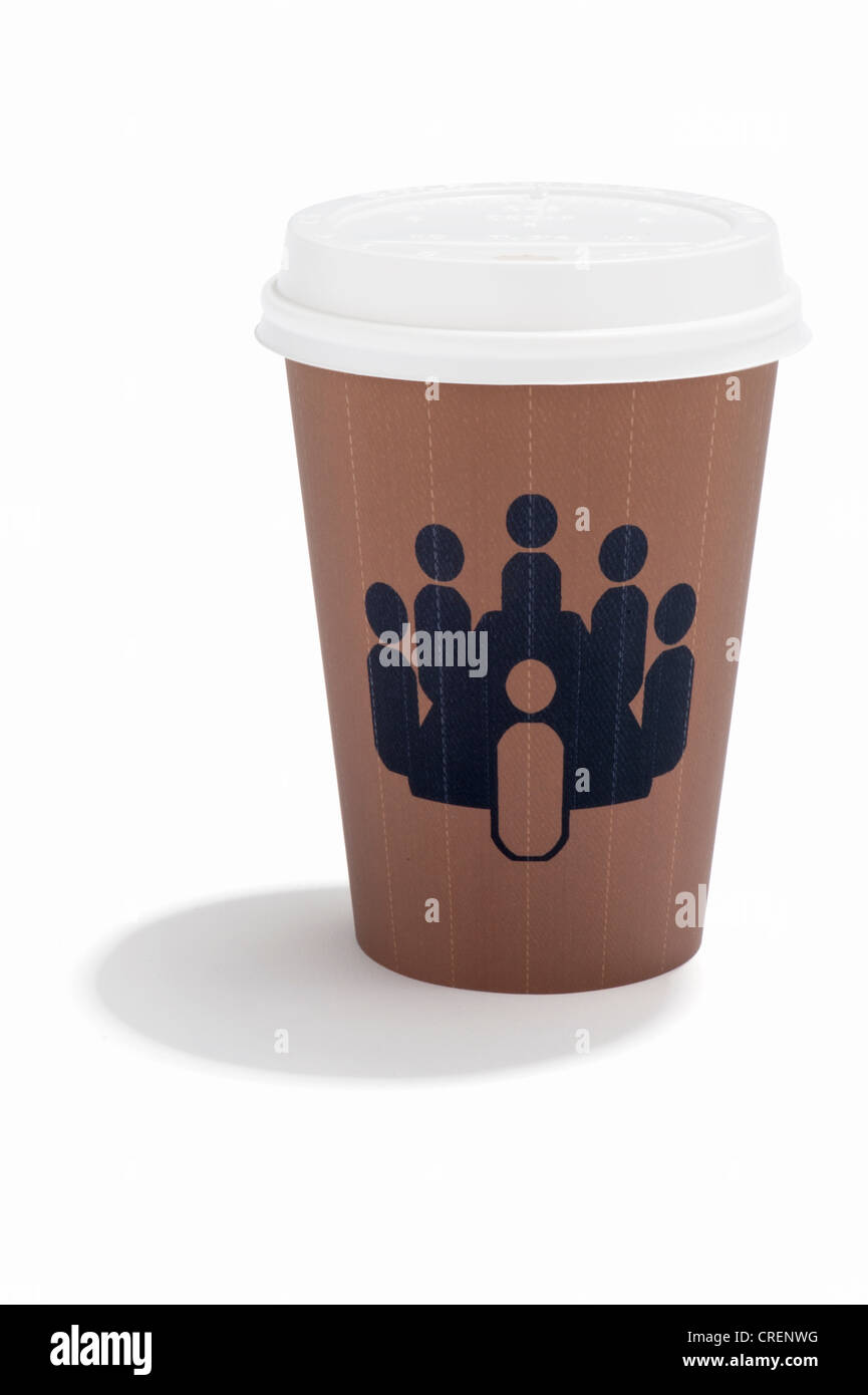 Una bebida para llevar la taza con un símbolo que muestra a personas en una reunión Foto de stock