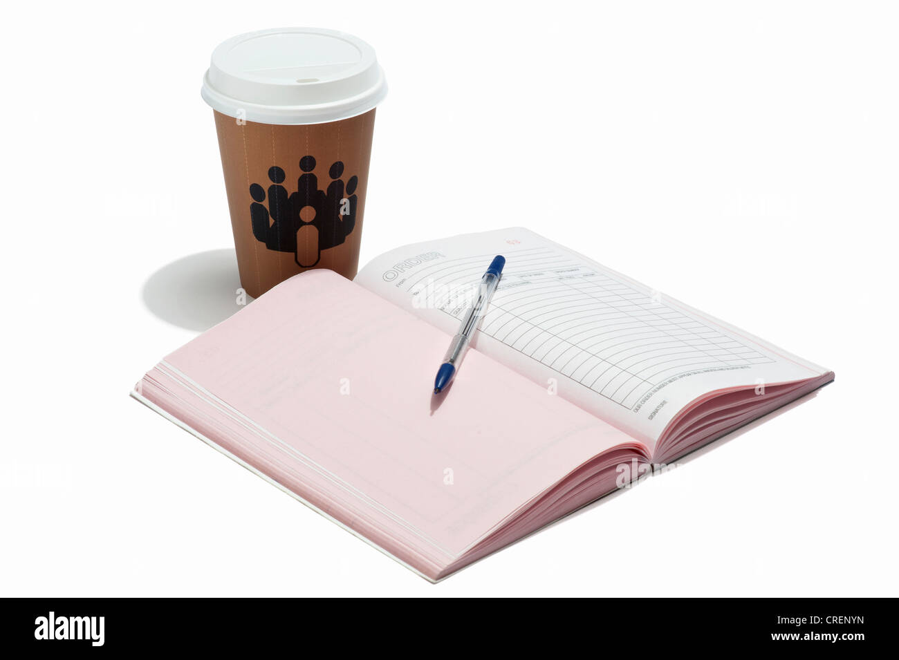 Una bebida para llevar taza con cartera de pedidos y la pluma Foto de stock