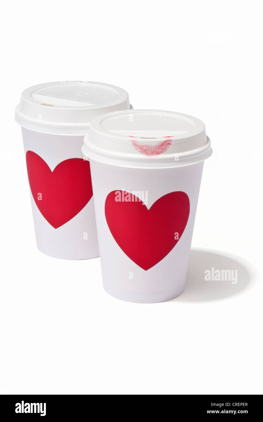 Dos tazas de comida para llevar con amor corazones, uno con una marca de pintalabios Foto de stock