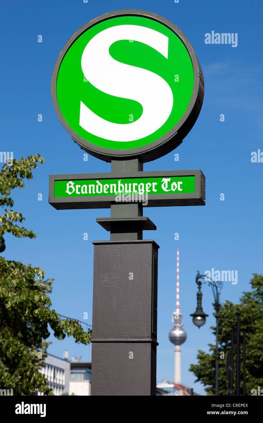 La estación de S-Bahn en la Puerta de Brandeburgo, Berlín, capital de Alemania, Europa Foto de stock