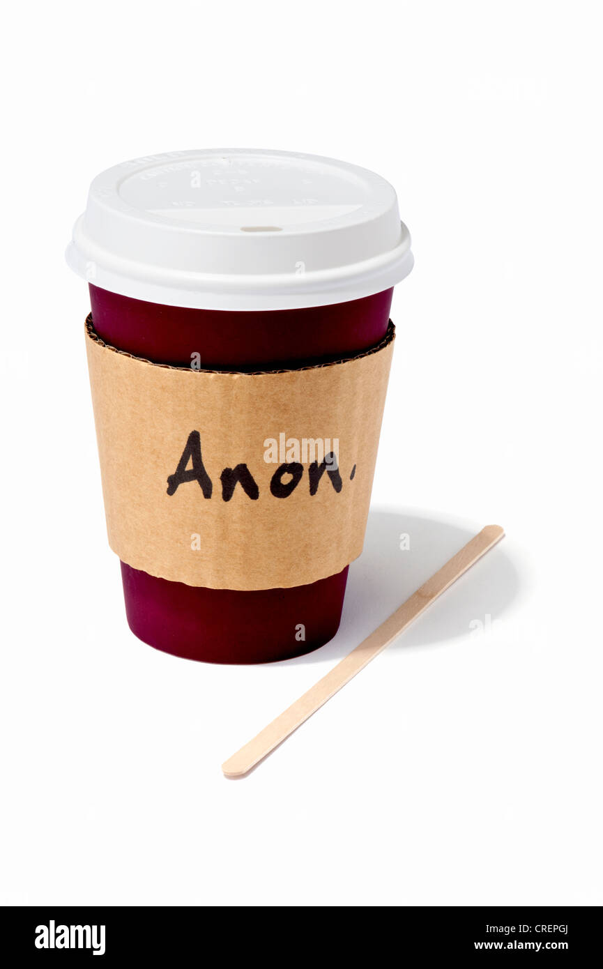Una bebida para llevar taza con Anon escrito en el lateral Foto de stock