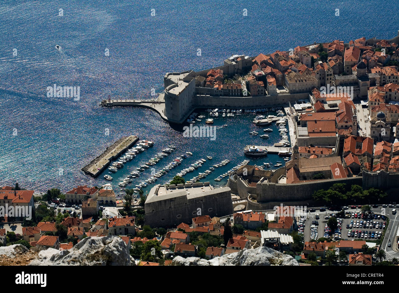 El puerto viejo y Dubrovnik desde Monte Srd Dalmacia Croacia Foto de stock