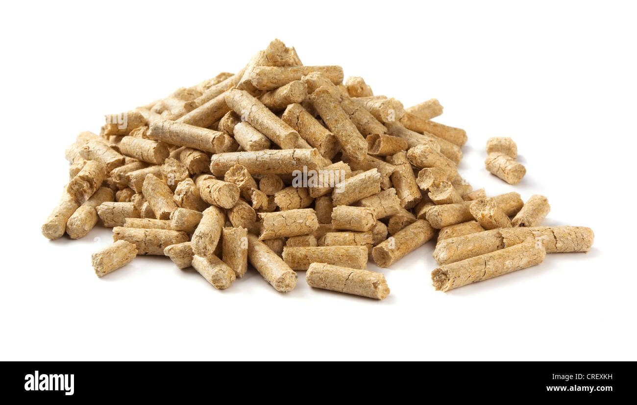 Montón de pellets de madera aislado en blanco Foto de stock