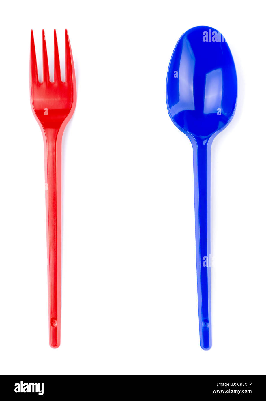 Rojo y azul de plástico Tenedor Spoon set aislado en blanco Foto de stock