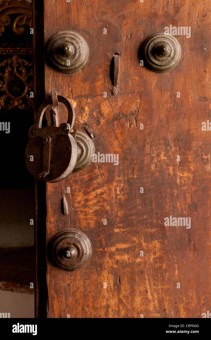 Puerta vertical fotografías e imágenes de alta resolución - Alamy