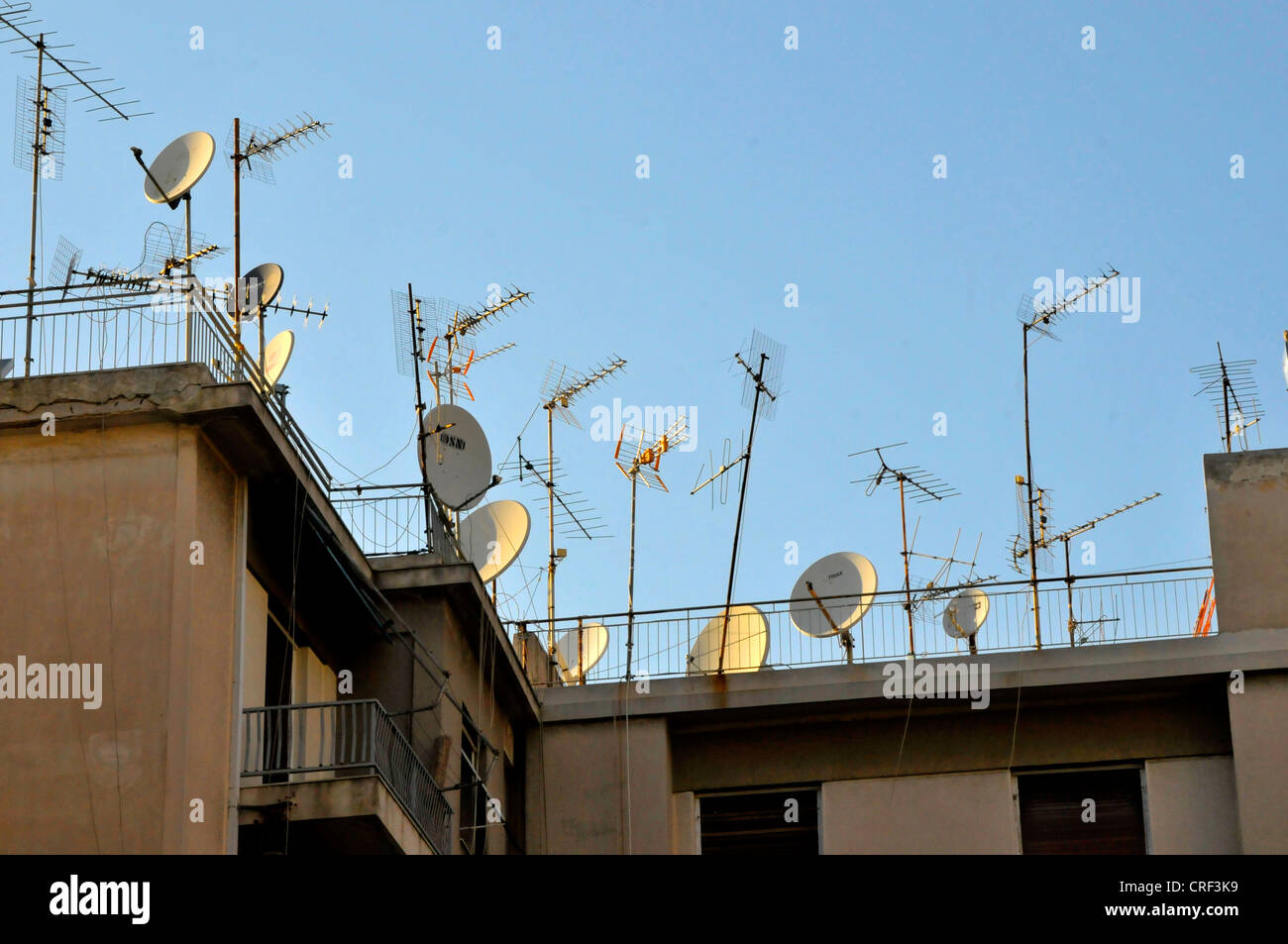 Antenas y antenas parabólicas en los techos de edificios de apartamento Atenas Grecia Foto de stock