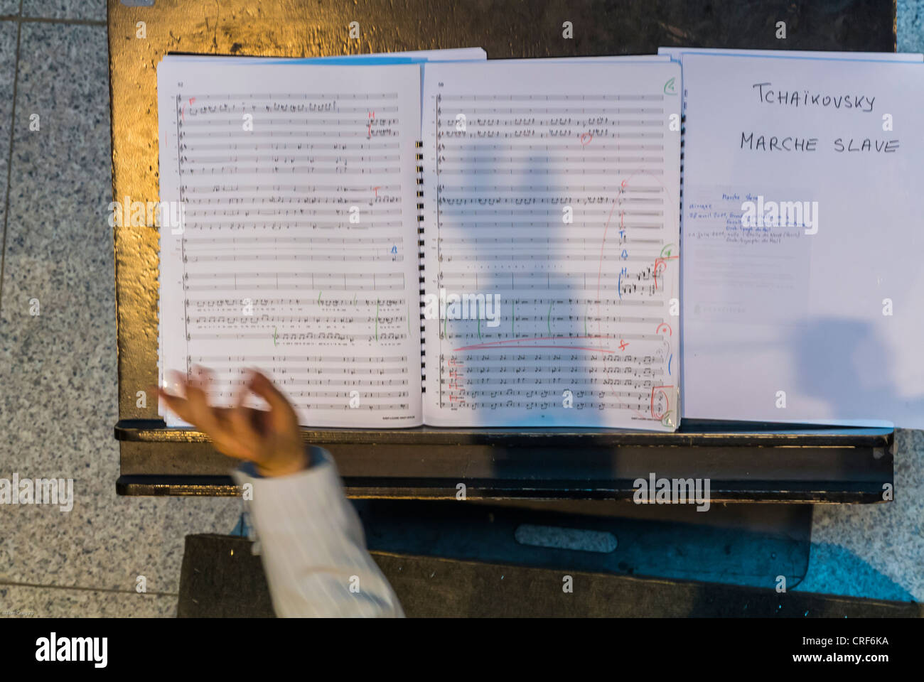 París, Francia, el Festival de Música Nacional, "Fete de la musique", concierto de música clásica de alto ángulo, detalle, las manos del conductor. Foto de stock