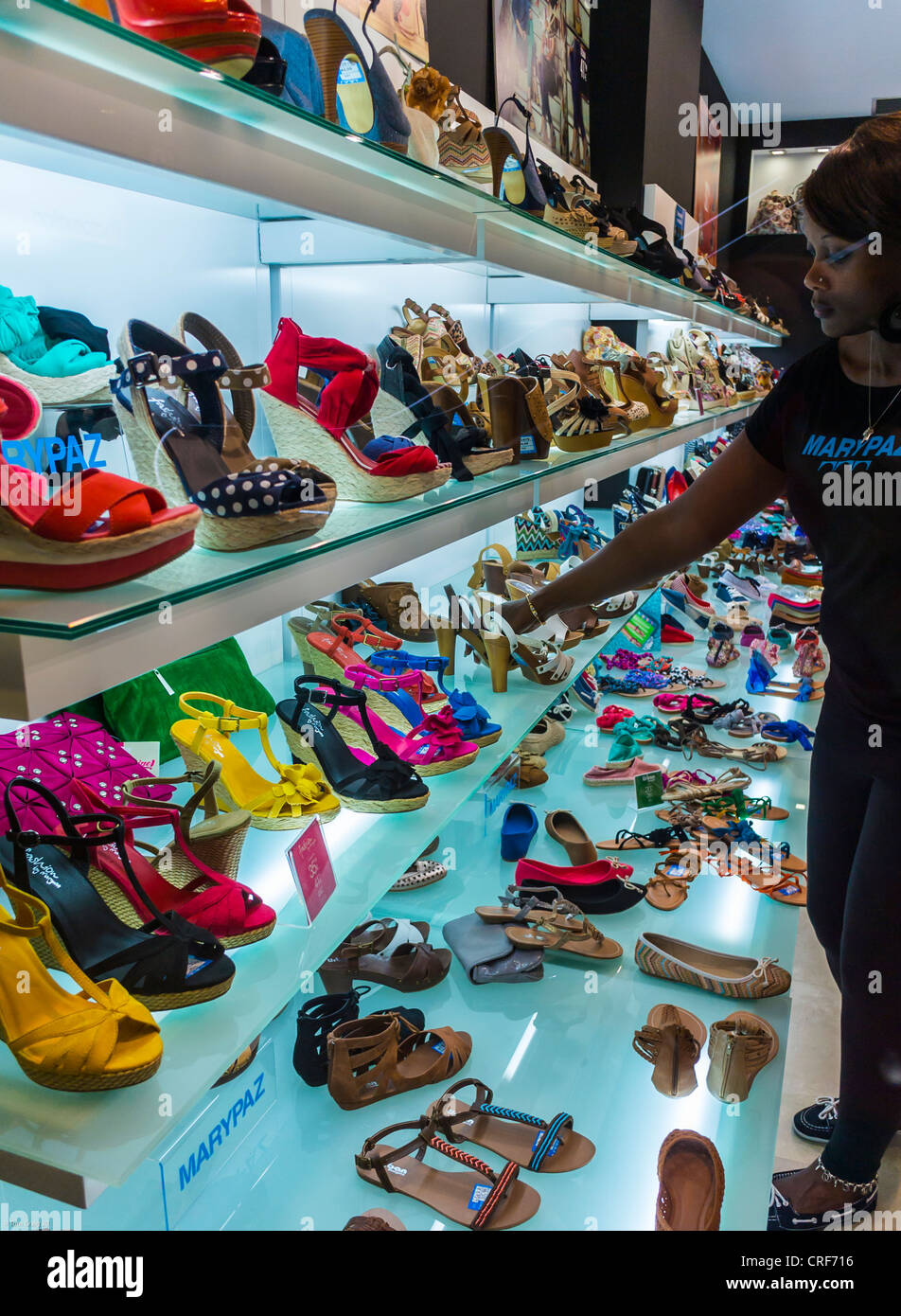 París, Francia, compradores dentro Gare Saint Lazare, Marypaz, de zapatos para mujer, centro comercial, TIENDA DE zapatos MODERNOS Fotografía stock - Alamy