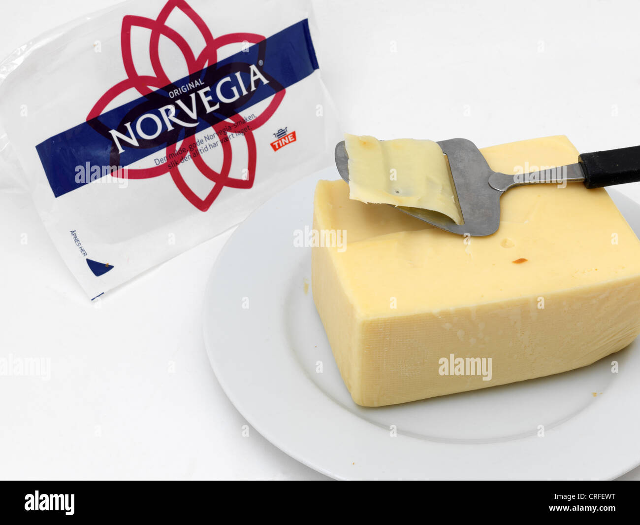 https://c8.alamy.com/compes/crfewt/norvegia-queso-de-noruega-en-la-placa-con-el-rebanador-de-queso-crfewt.jpg