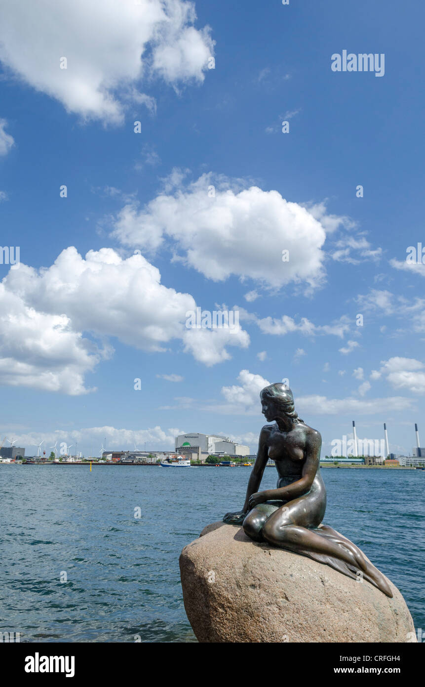 La estatua de la Sirenita, en Copenhague, Dinamarca Foto de stock