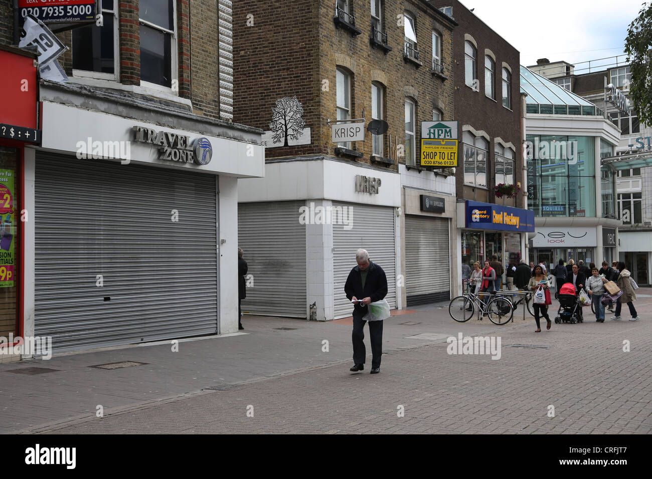 Surrey, Inglaterra Sutton High Street tres tiendas vacías en una fila cerrada debido a la recesión Foto de stock