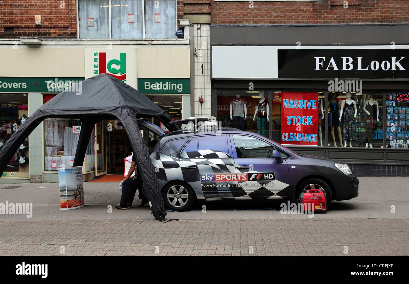 Surrey, Inglaterra Sutton High Street Marketing Publicidad de coches Sky Sports en Alta Definición Foto de stock