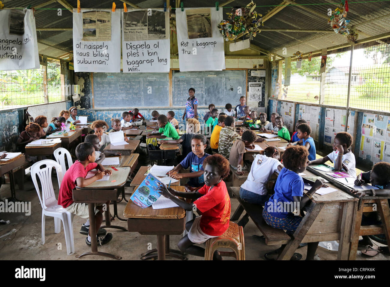 Los alumnos en un aula de una escuela primaria en Buka, la Isla Bougainville, Papua Neuguinea Foto de stock