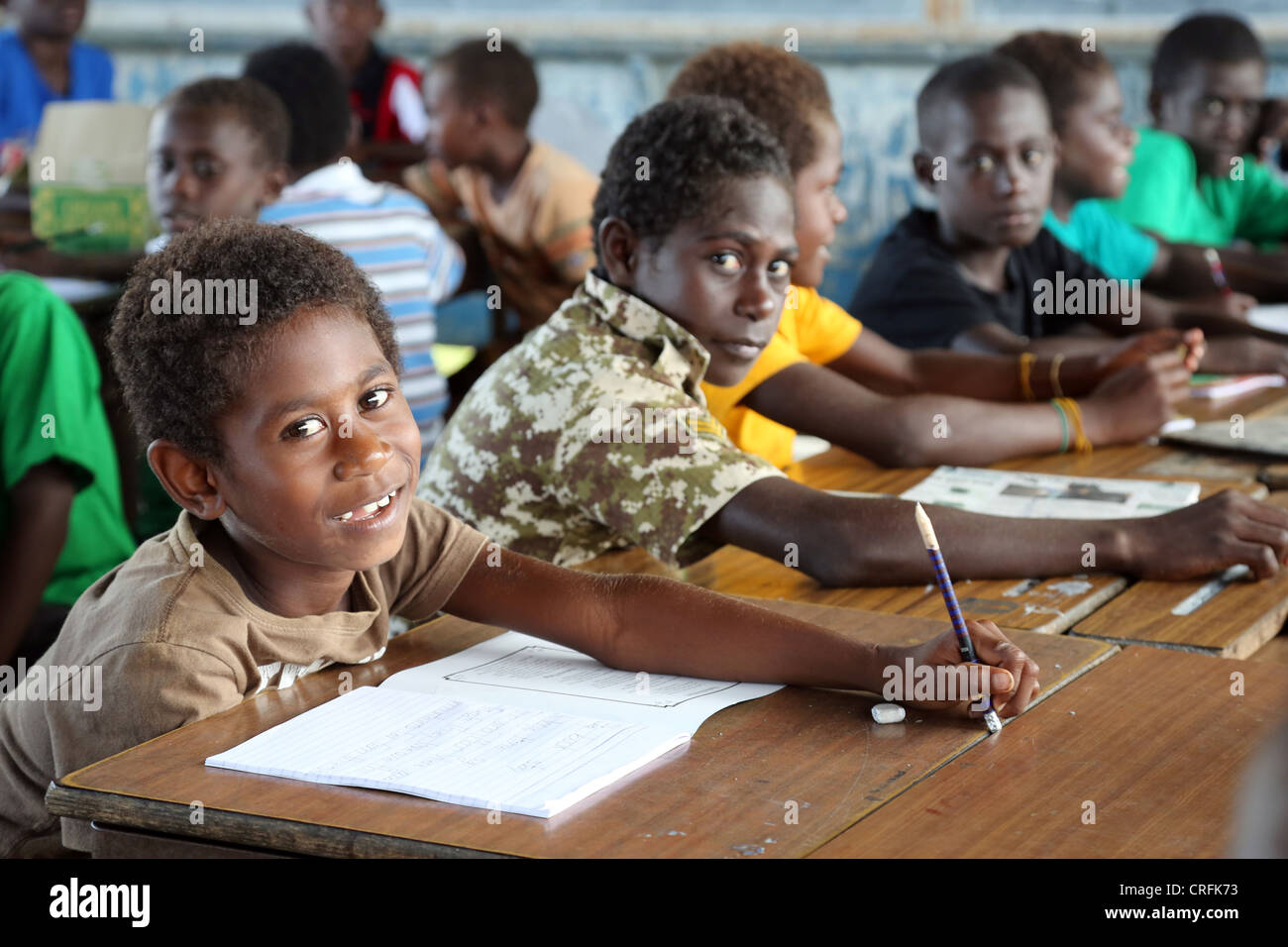 Los niños en un aula de una escuela primaria en Buka, la Isla Bougainville, Papua Neuguinea Foto de stock