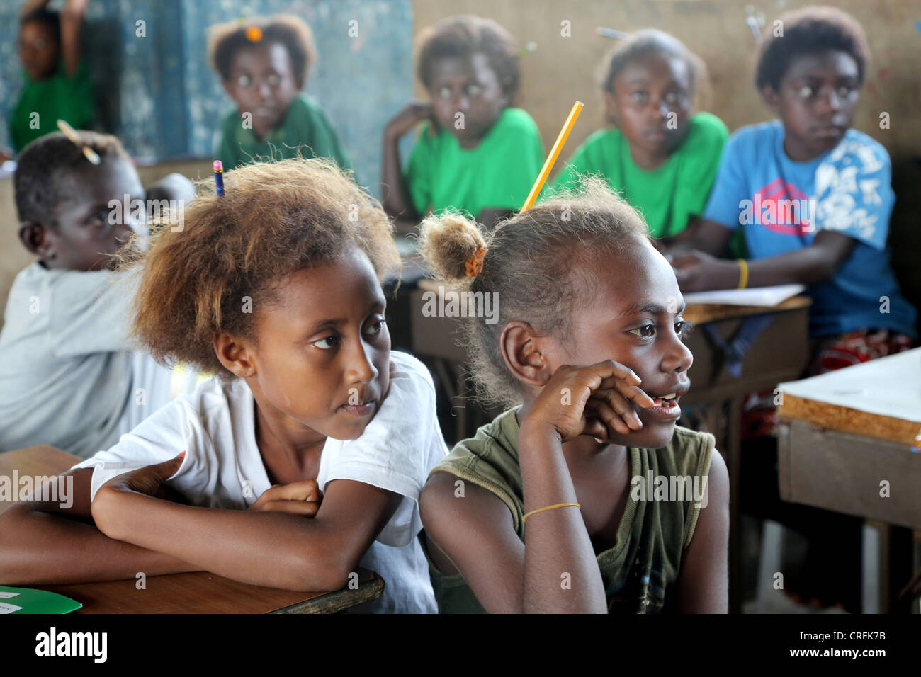 Las niñas en un aula de una escuela primaria en Buka, la Isla Bougainville, Papua Neuguinea Foto de stock