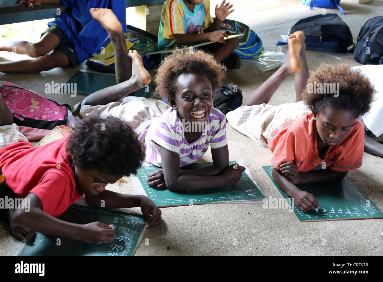 Las niñas sonrientes en un aula de una escuela primaria en Buka, la Isla Bougainville, Papua Neuguinea Foto de stock