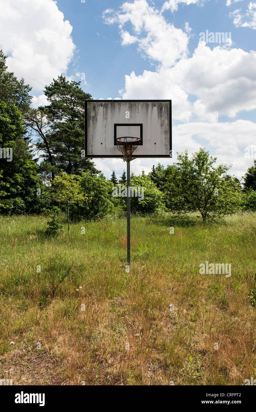Abandoned basketball court fotografías e imágenes de alta resolución