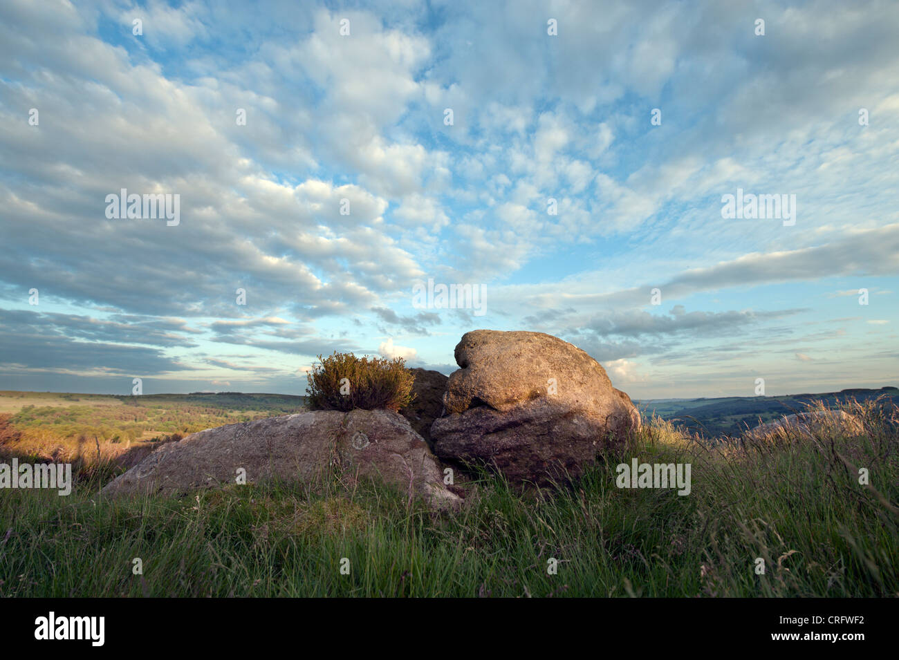 Cirrocúmulos nubes encima de Millstone Edge en Derbyshire Foto de stock