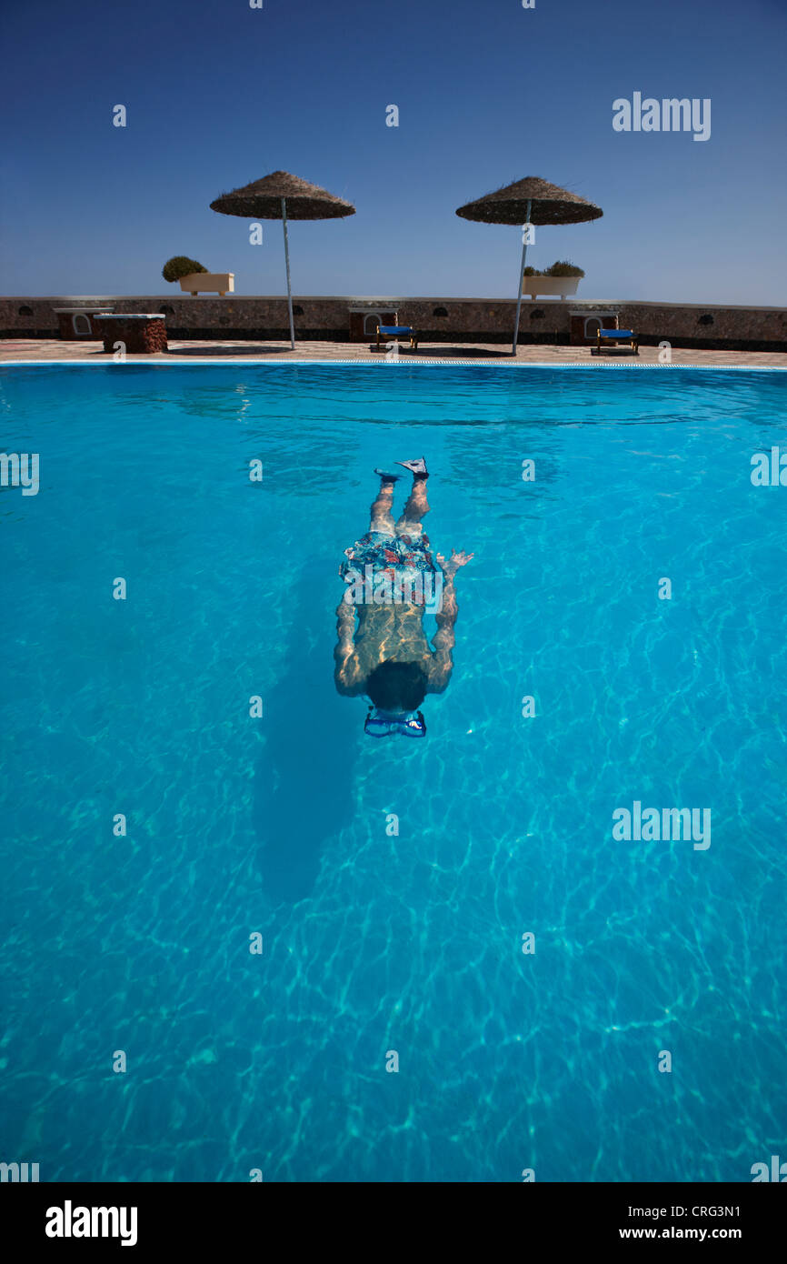 Adolescente nadar en piscina Foto de stock