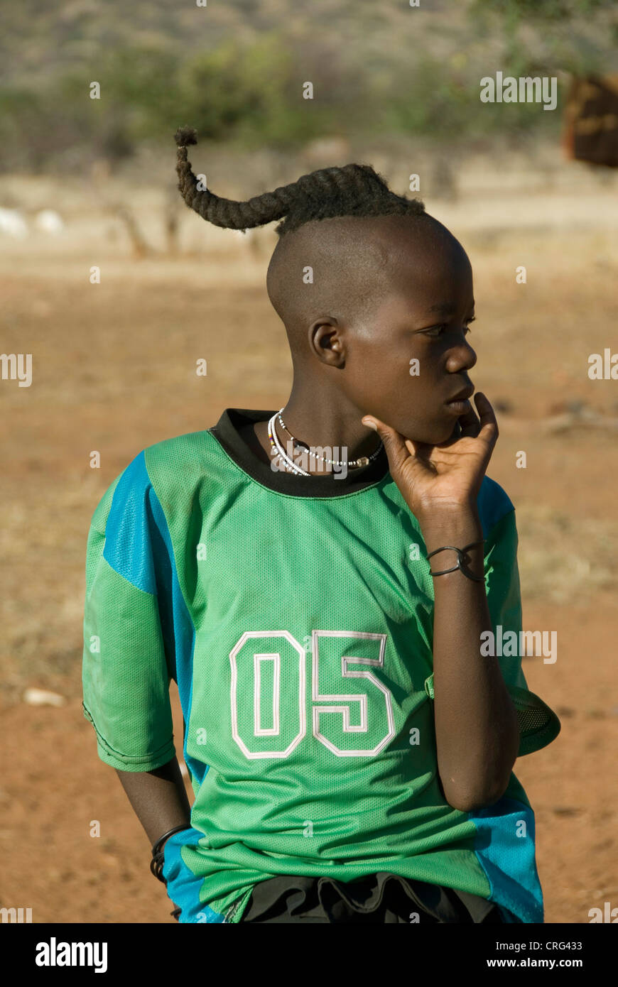 Himba joven muchacho, Kaokoveld, Namibia Foto de stock