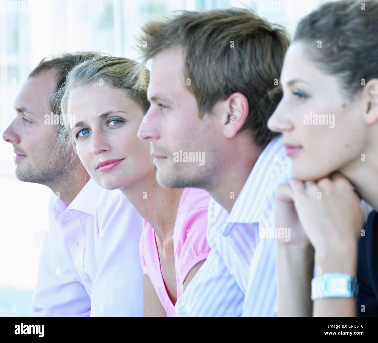 La empresaria sentado con sus compañeros Foto de stock