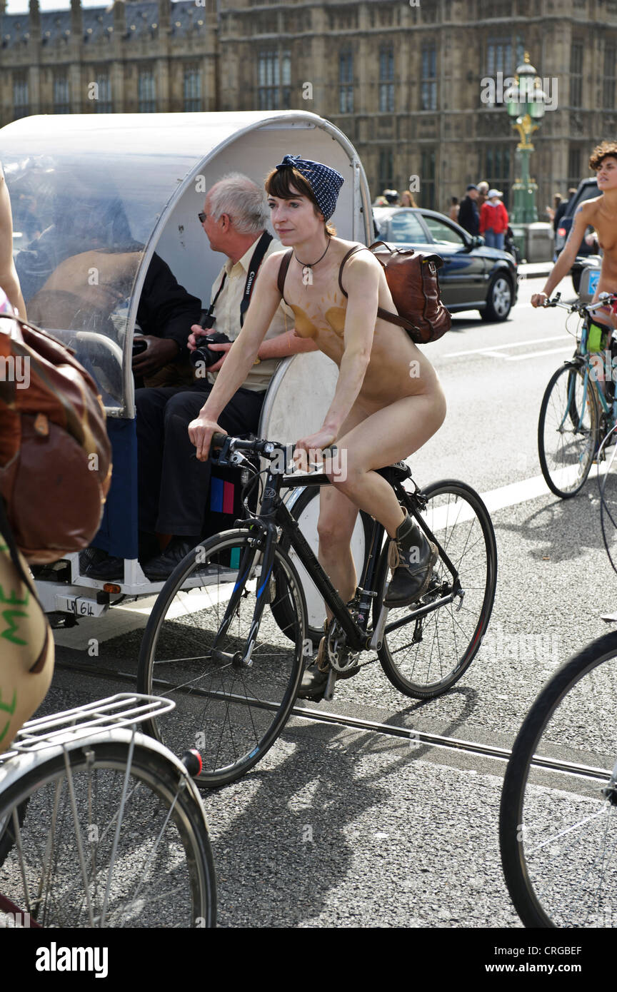 Cuerpo femenino desnudo ciclista, mundo desnudos en Bicicleta 2012,  Londres, Inglaterra Fotografía de stock - Alamy