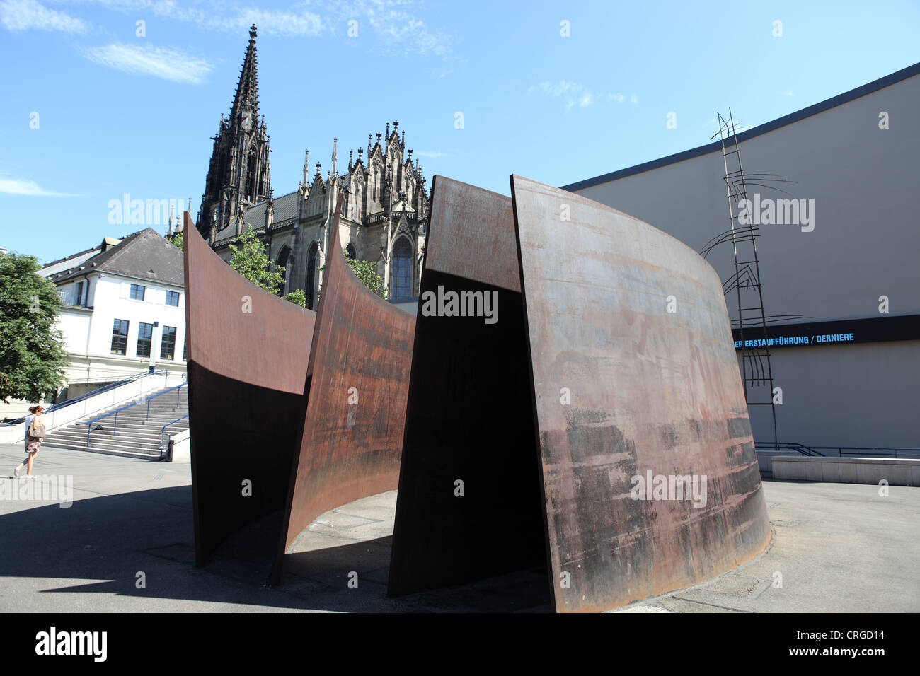 Intersección, escultura de acero de Richard Serra, Theaterplatz, Basilea, Suiza Foto de stock