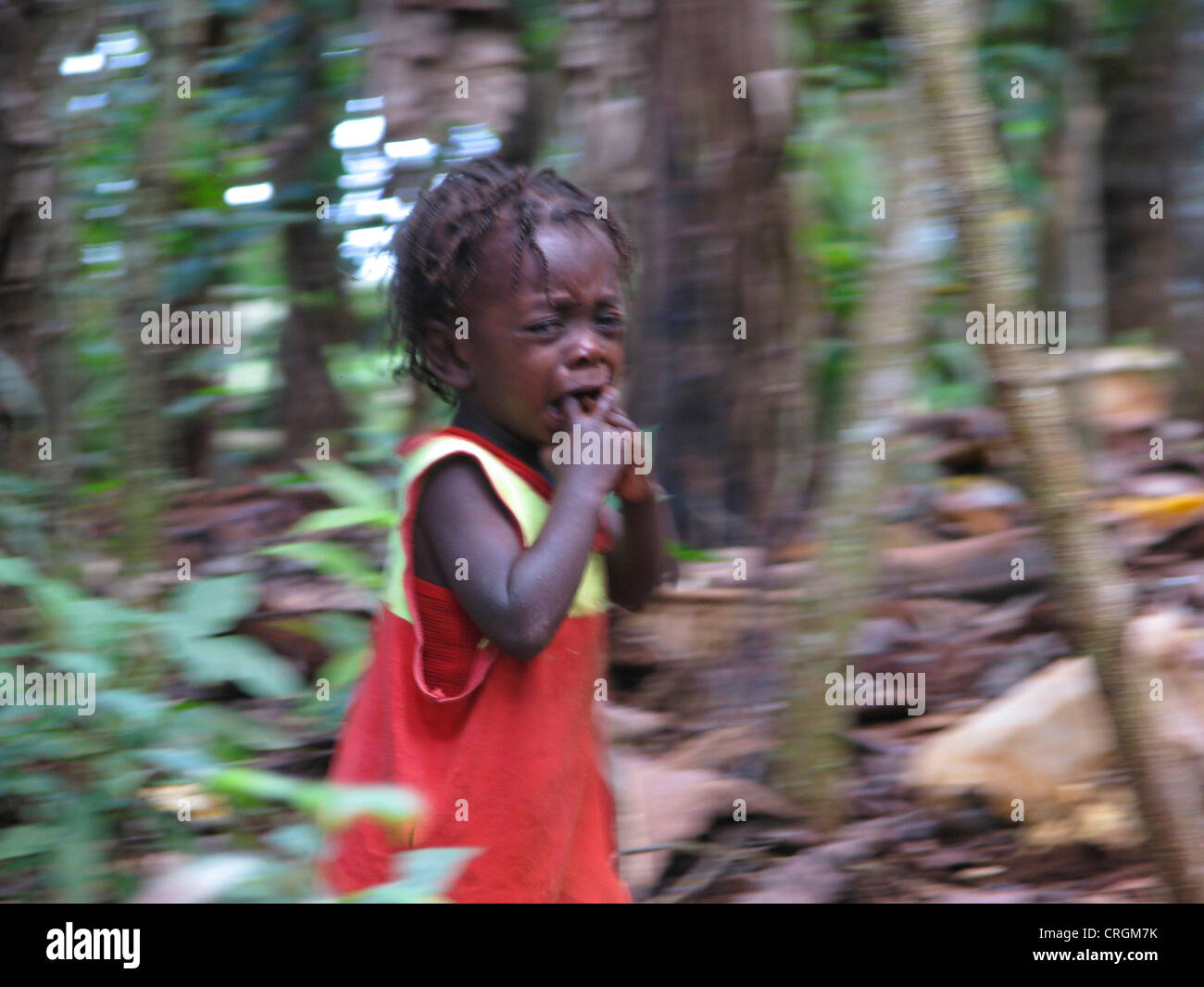 Niñito en zona rural, asustada, llorando y huyendo del fotógrafo, Haití, Grande Anse, Jeremie Foto de stock