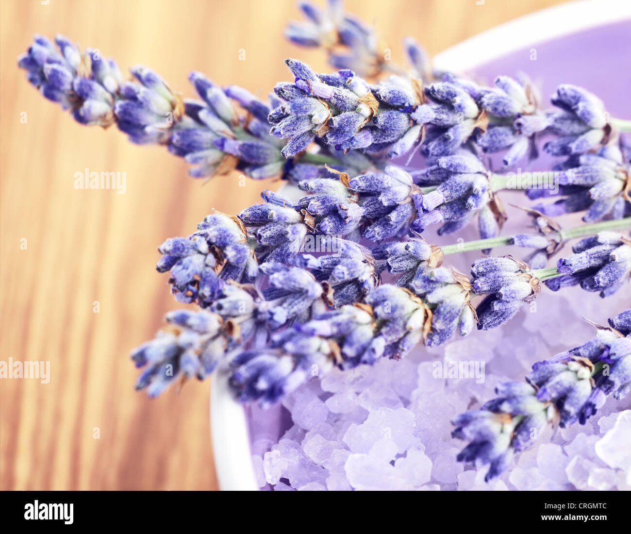 Flores de lavanda y sales de baño en el recipiente sobre la madera,  aromática hierba medicinal, la planta fresca de flor violeta Fotografía de  stock - Alamy