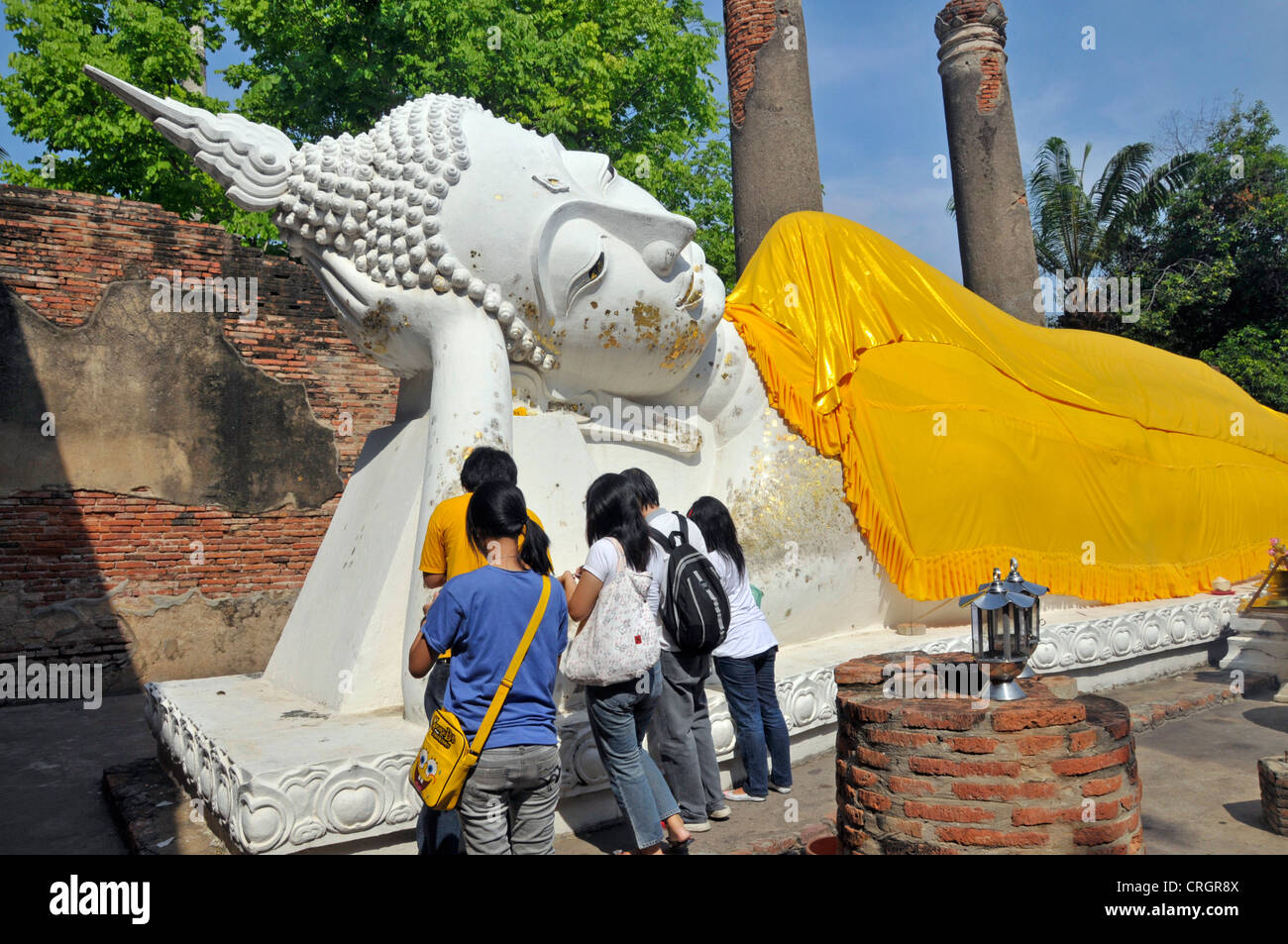 Los turistas tomando fotos de la mentada buda de oro con túnica, cambiar al Nirvana, Tailandia, Ayutthaya, Wat Yai Chai Mongkon, Wihan Phraphutthasaiyat Foto de stock