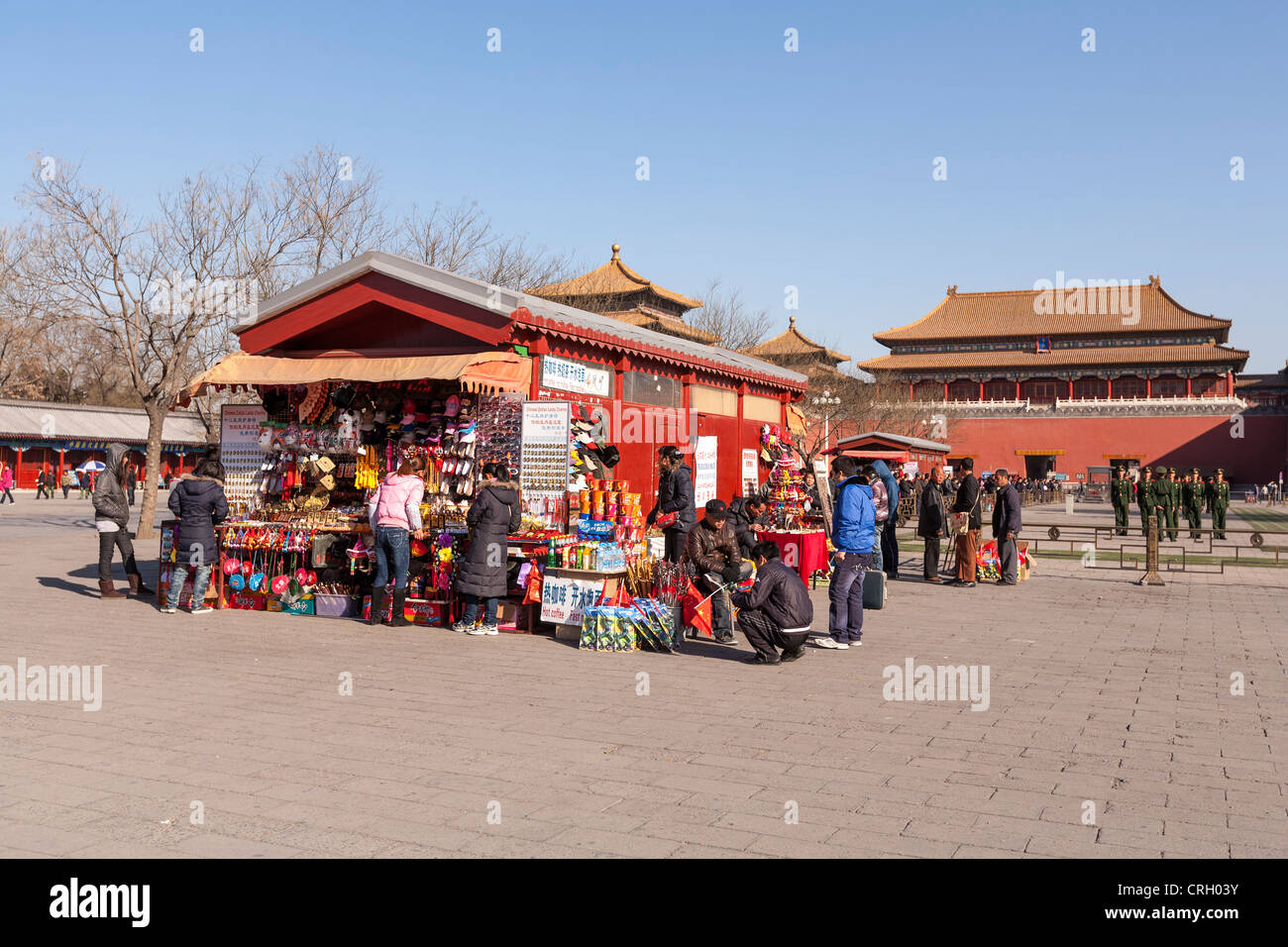 Los turistas rodean un calado de recuerdos en la Ciudad Prohibida, Beijing, China Foto de stock