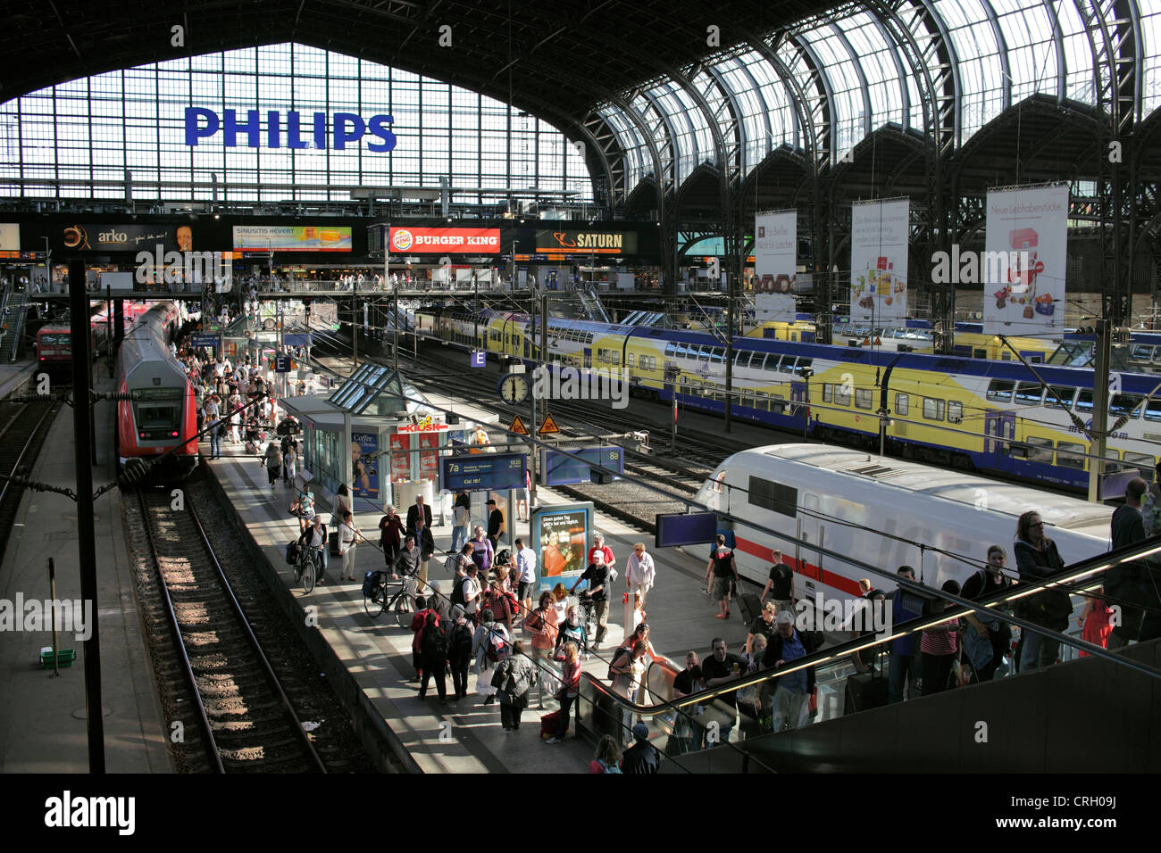 Los pasajeros y los trenes a la estación principal de tren de Hamburgo, Alemania. Foto de stock