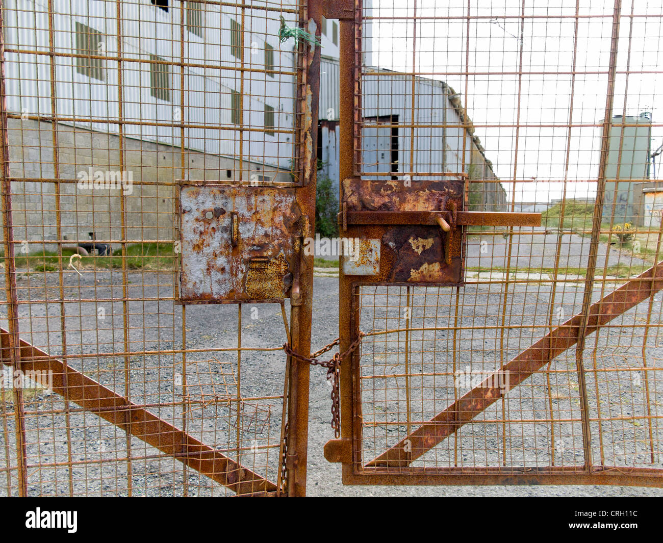 Verjas oxidadas de un destartalado abandonado la fábrica cerró en Irlanda Foto de stock