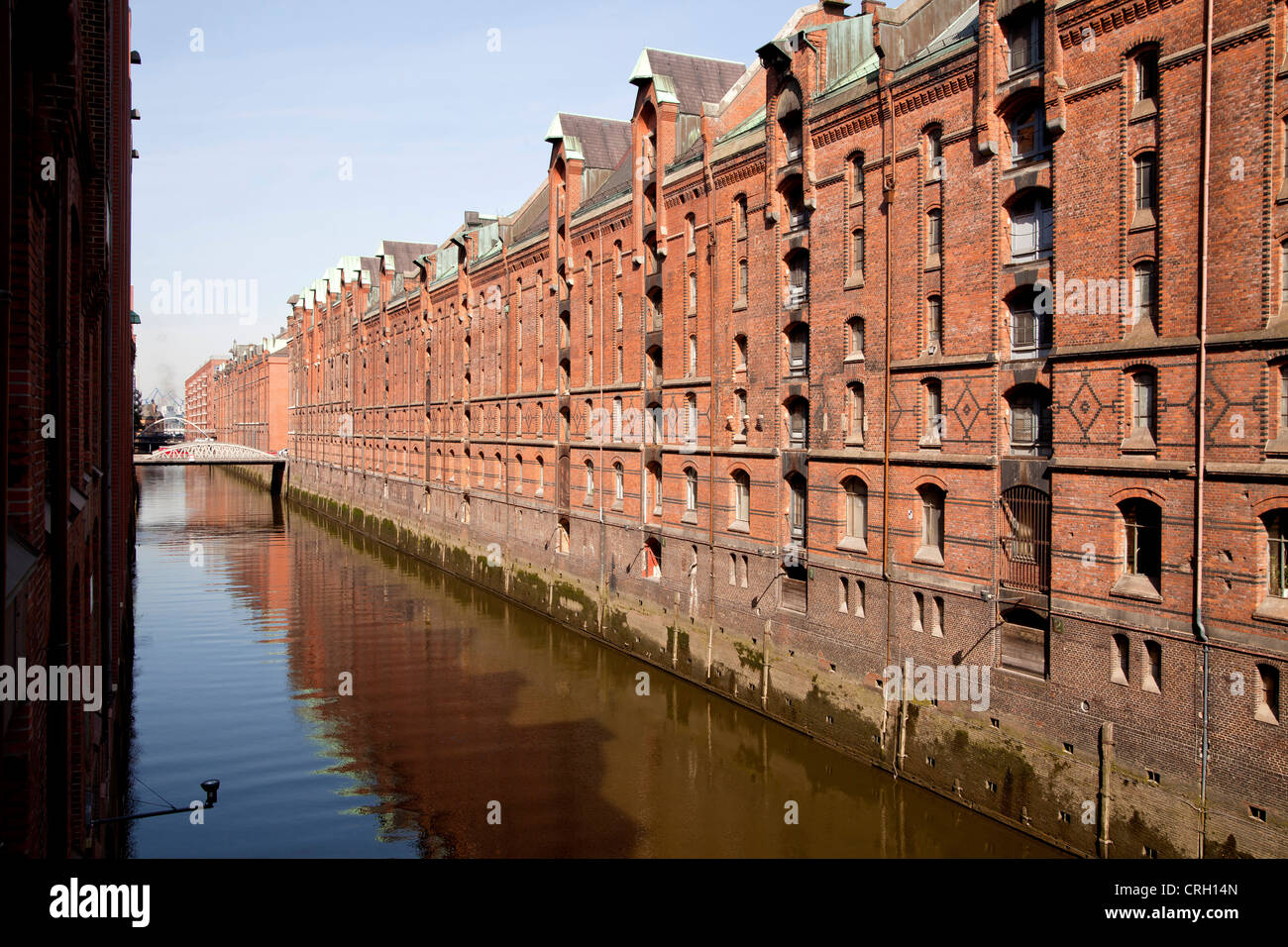 Almacenes y un canal en el distrito Speicherstadt, la Ciudad Libre y Hanseática de Hamburgo, Alemania, Europa Foto de stock
