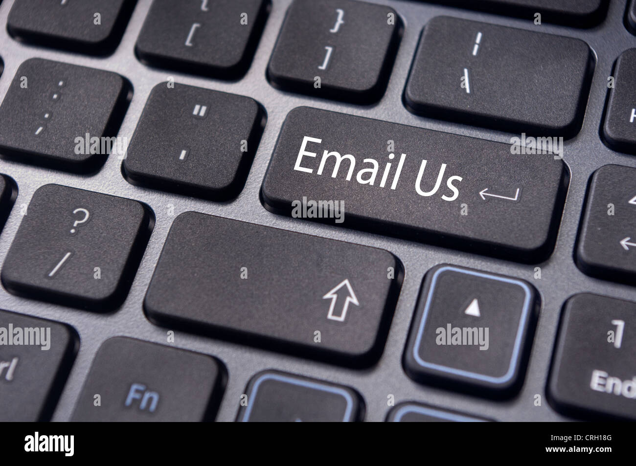 Servicio al cliente en línea con nosotros 'correo electrónico' mensaje en el teclado del ordenador. Foto de stock