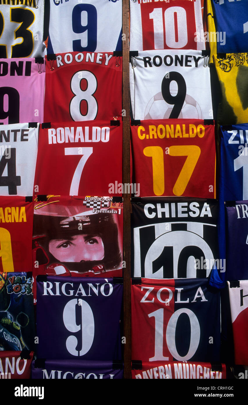 Italia, Roma, varios nombres famosos en camisetas de fútbol en el puesto en el mercado cerca de Piazza Navona Fotografía stock - Alamy