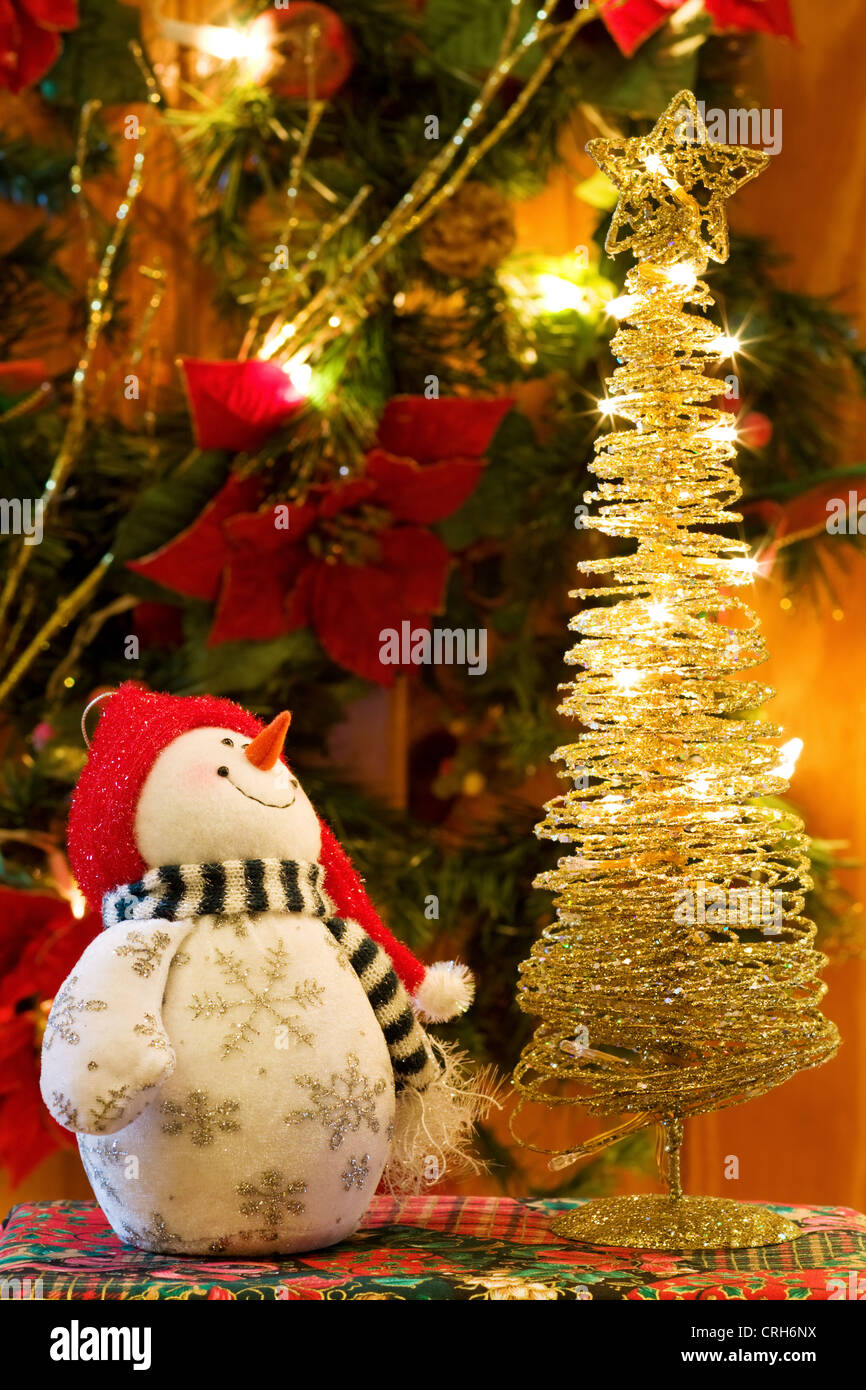 Magia de la Víspera de Navidad - Tarjeta de felicitación con el muñeco de nieve y decoraciones para árboles de oro. Foto de stock