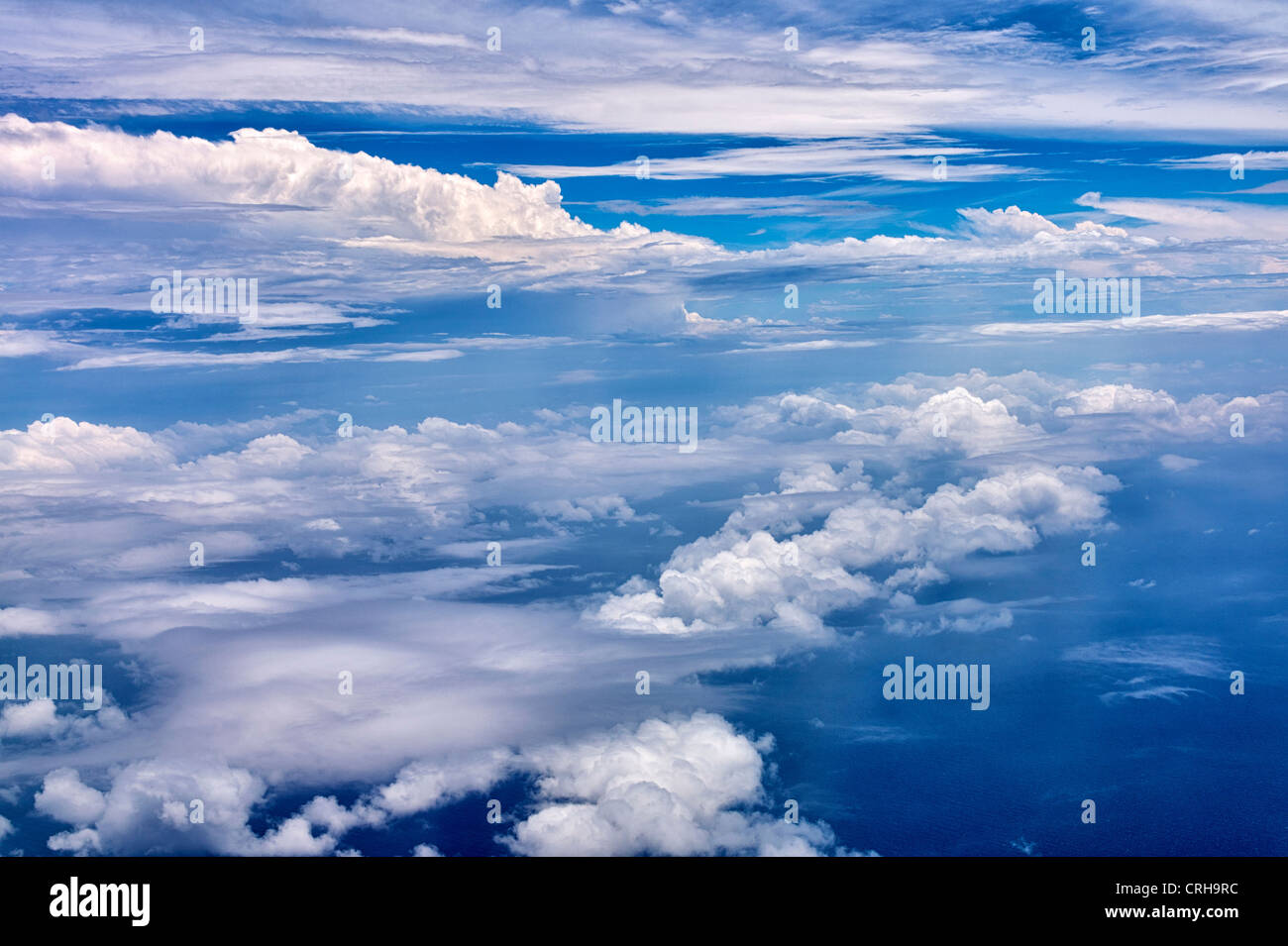 Vista aérea de las islas y nubes en las Bahamas. Foto de stock
