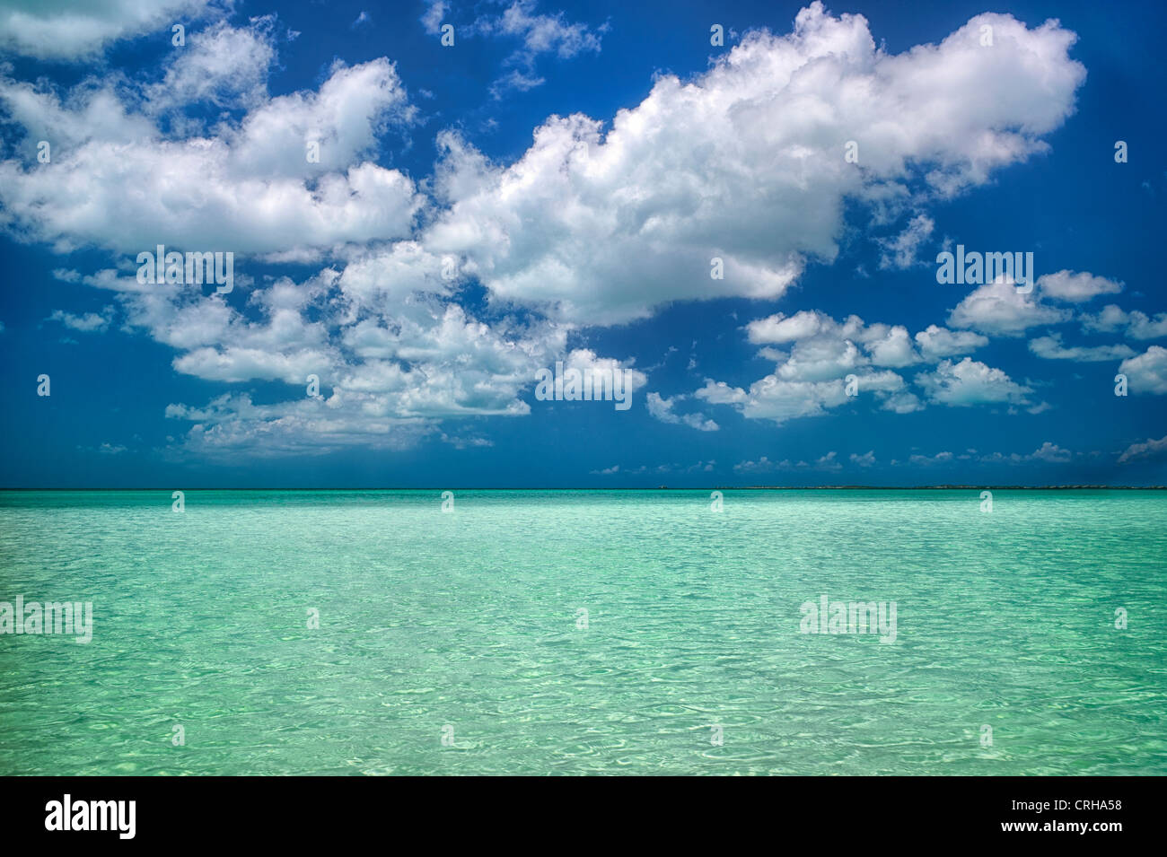 De Sapodilla bay con nubes. Providenciales. Las Islas Turcas y Caicos Foto de stock