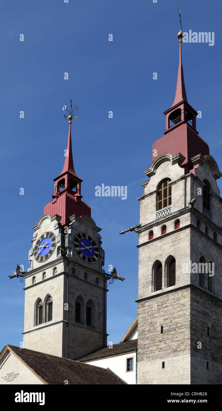 Dos torres de la iglesia parroquial, Winterthur, Suiza Foto de stock