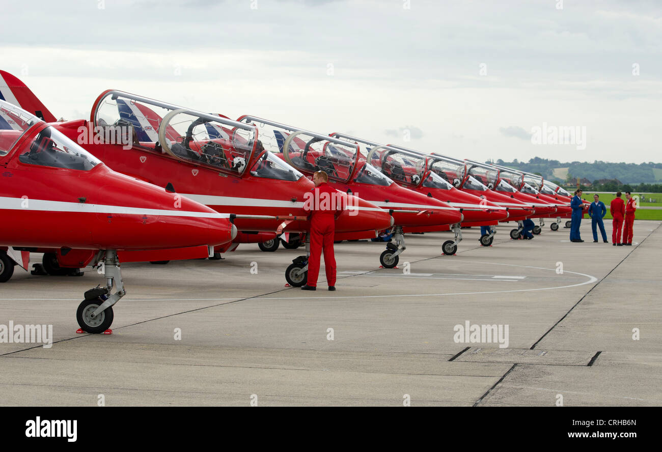 Las flechas rojas muestran equipo Hawk chorros alineadas en la Royal Navy día aire Foto de stock