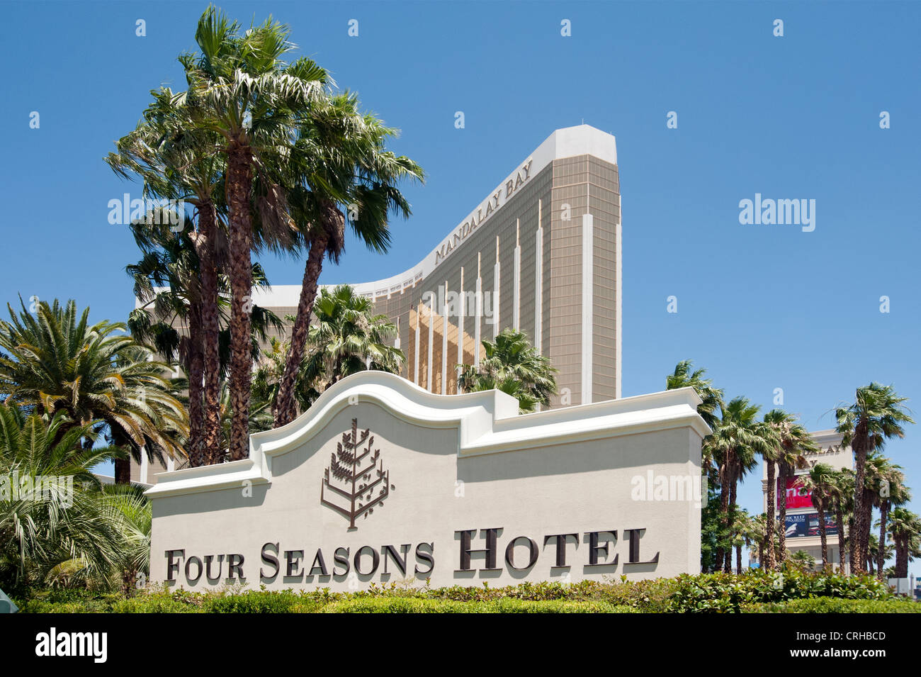 LAS VEGAS, NEVADA, Estados Unidos - 17 DE JUNIO de 2012: Señal para el Four  Seasons Hotel, parte del Mandalay Bay Resort Fotografía de stock - Alamy