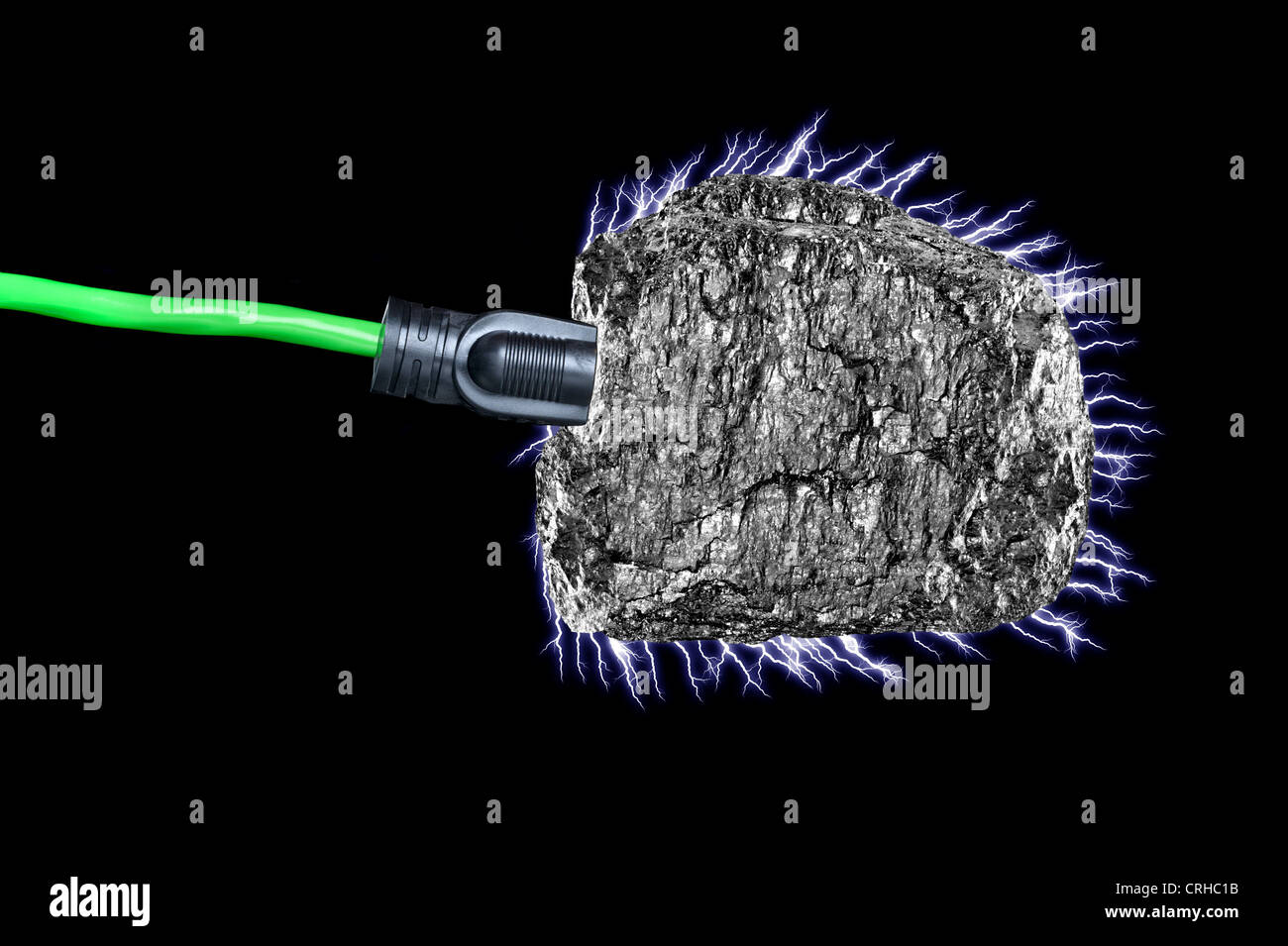 Imagen conceptual de un cordón de extensión enchufado a un trozo de carbón bituminoso con corriente eléctrica que fluye. Foto de stock