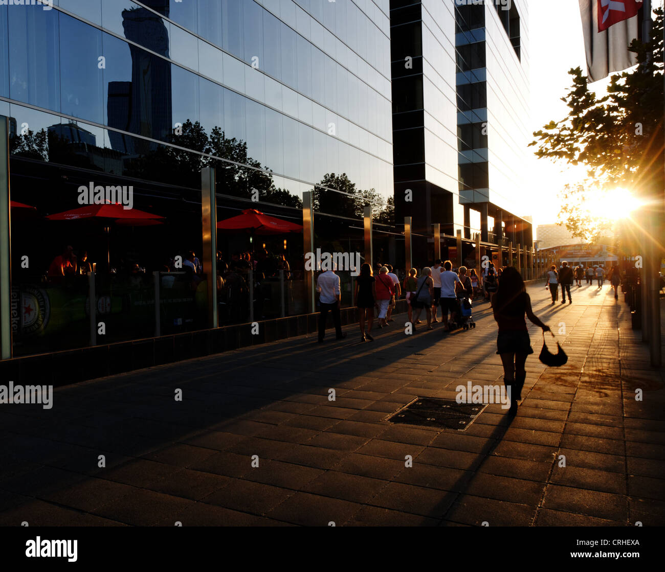 Largas sombras de gente que camina en la ciudad al atardecer Foto de stock