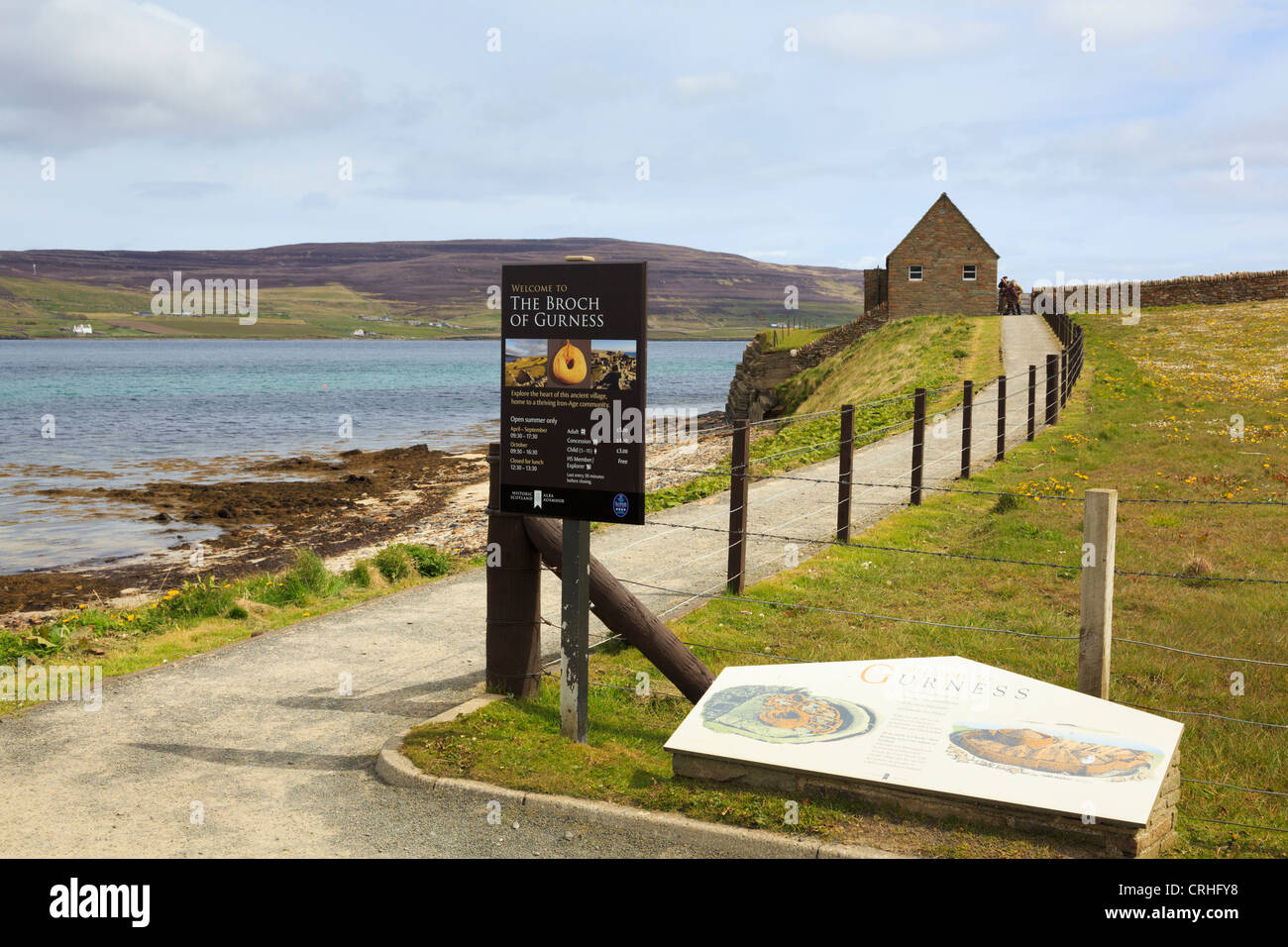 El Broch de Gurness información turística firmar por la entrada a Historic Scotland sitio en Evie, Islas Orkney, Escocia, Reino Unido Foto de stock