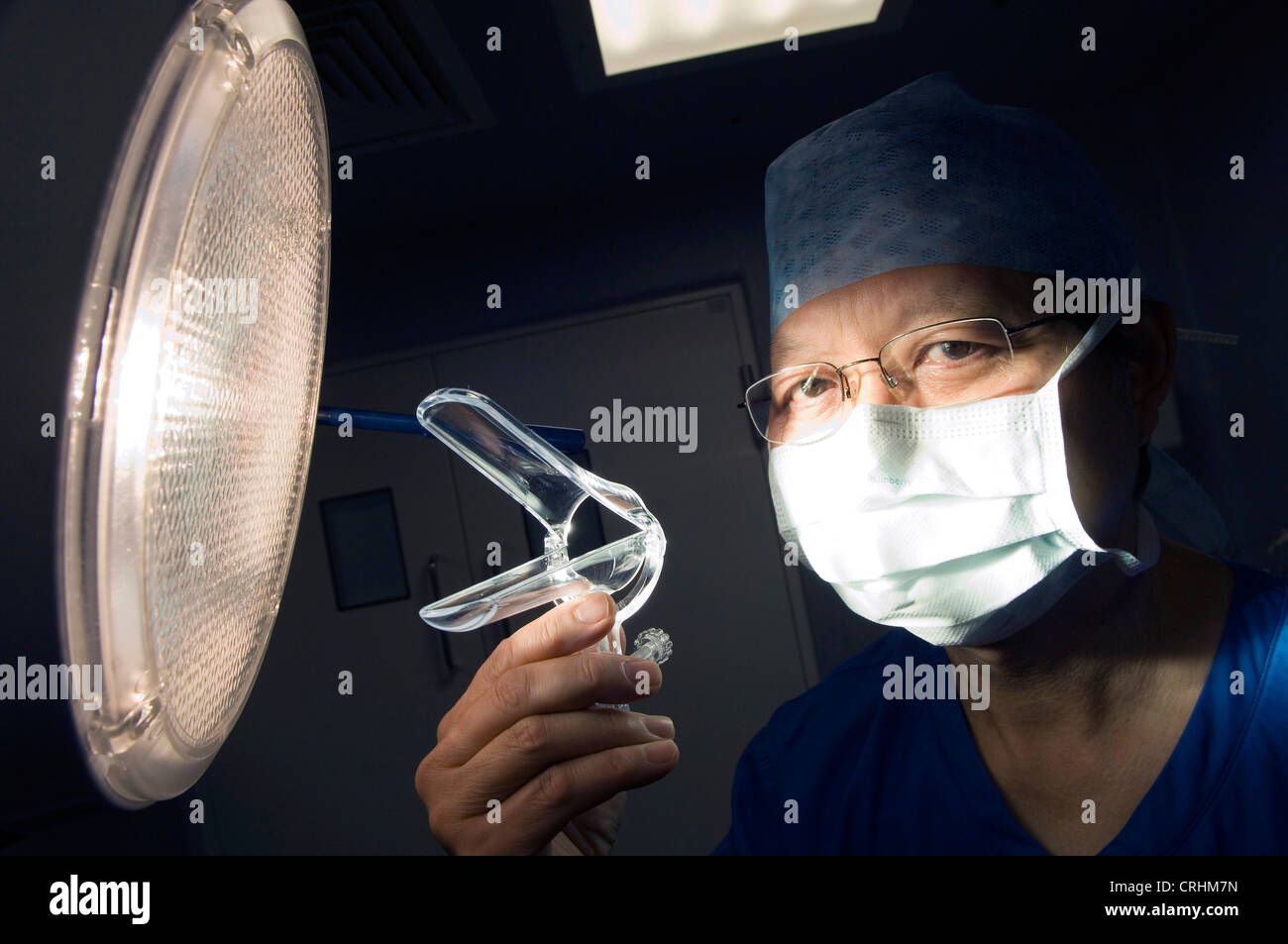 Cirujano sosteniendo un espéculo vaginal Foto de stock