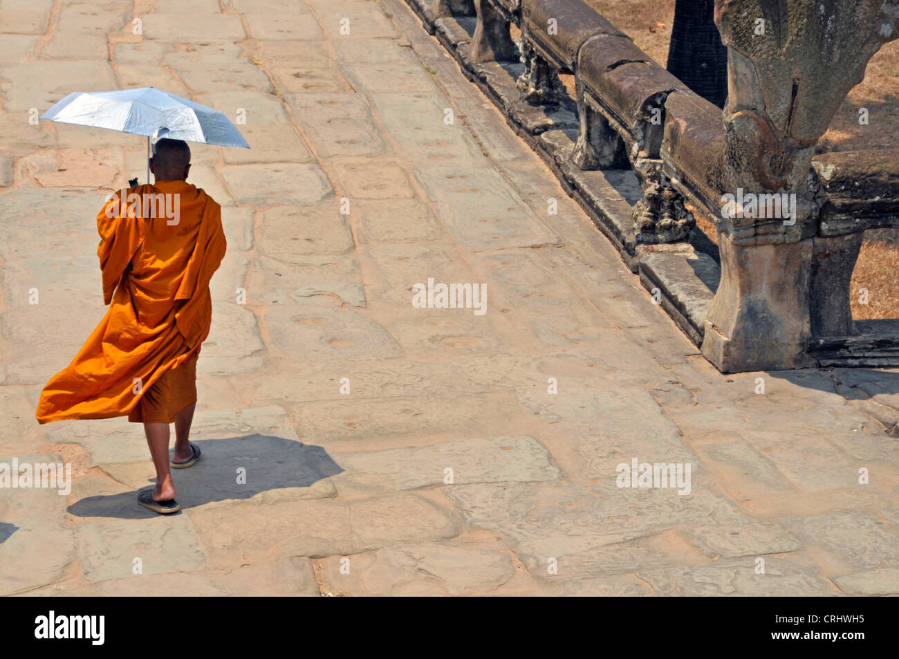 Munk con sombrilla en Angkor Wat, Camboya Foto de stock