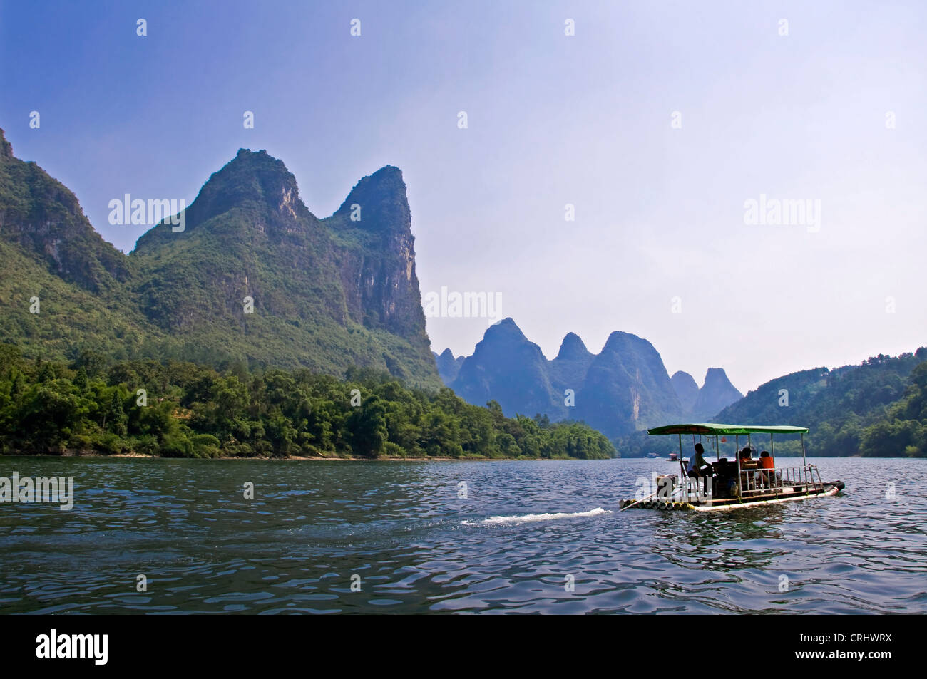 Un barco sobre el río Li entre Guilin y Yangshuo, provincia de Guangxi - China Foto de stock